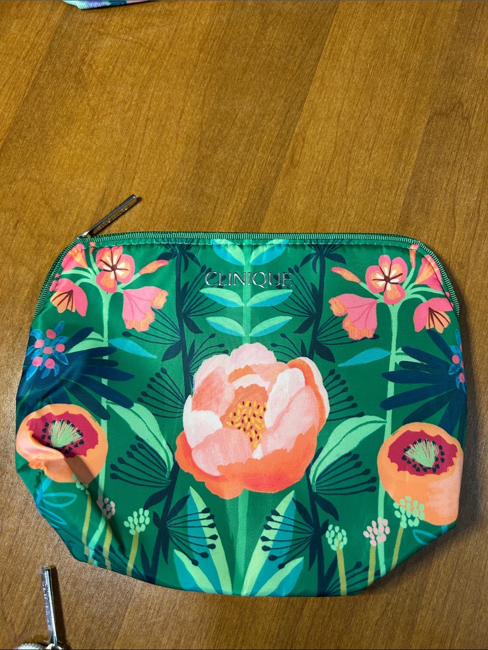 6 Clinique Travel Pouch - cosmetic bags - Picture 3 of 7